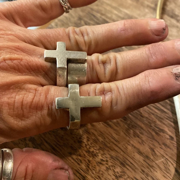 - Sterling silver sand casted cross ring - Picture 1 of 14